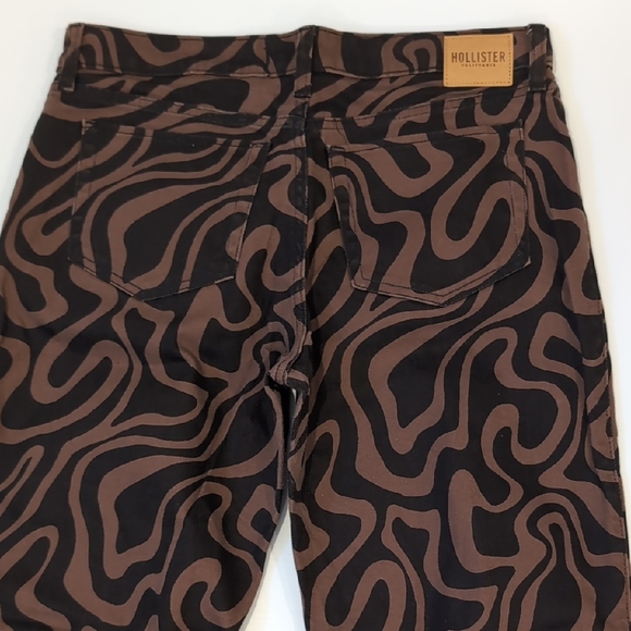 Hollister low rise swirl print dad jeans in brown and black - Picture 5 of 11